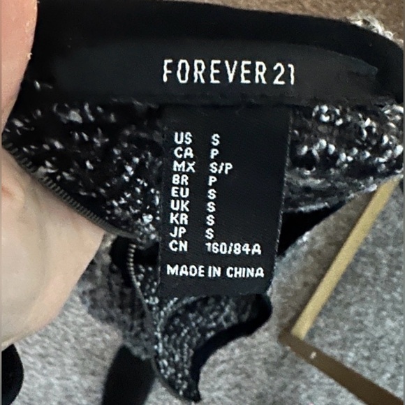 Forever 21 Women's Black and White Tweed Top size small - Picture 6 of 6